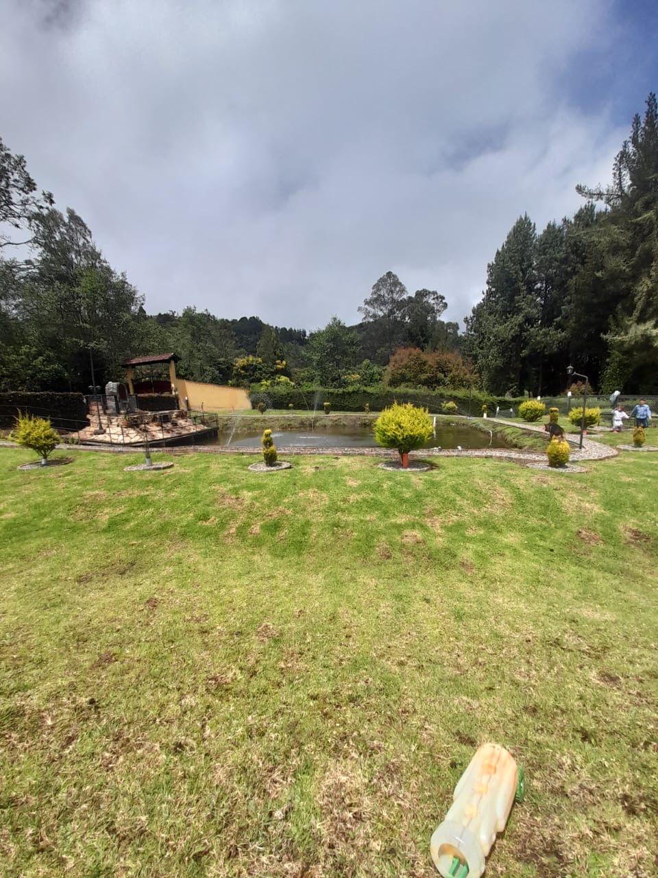 Casa principal de la Finca El Edén con vista a la montaña en La Calera