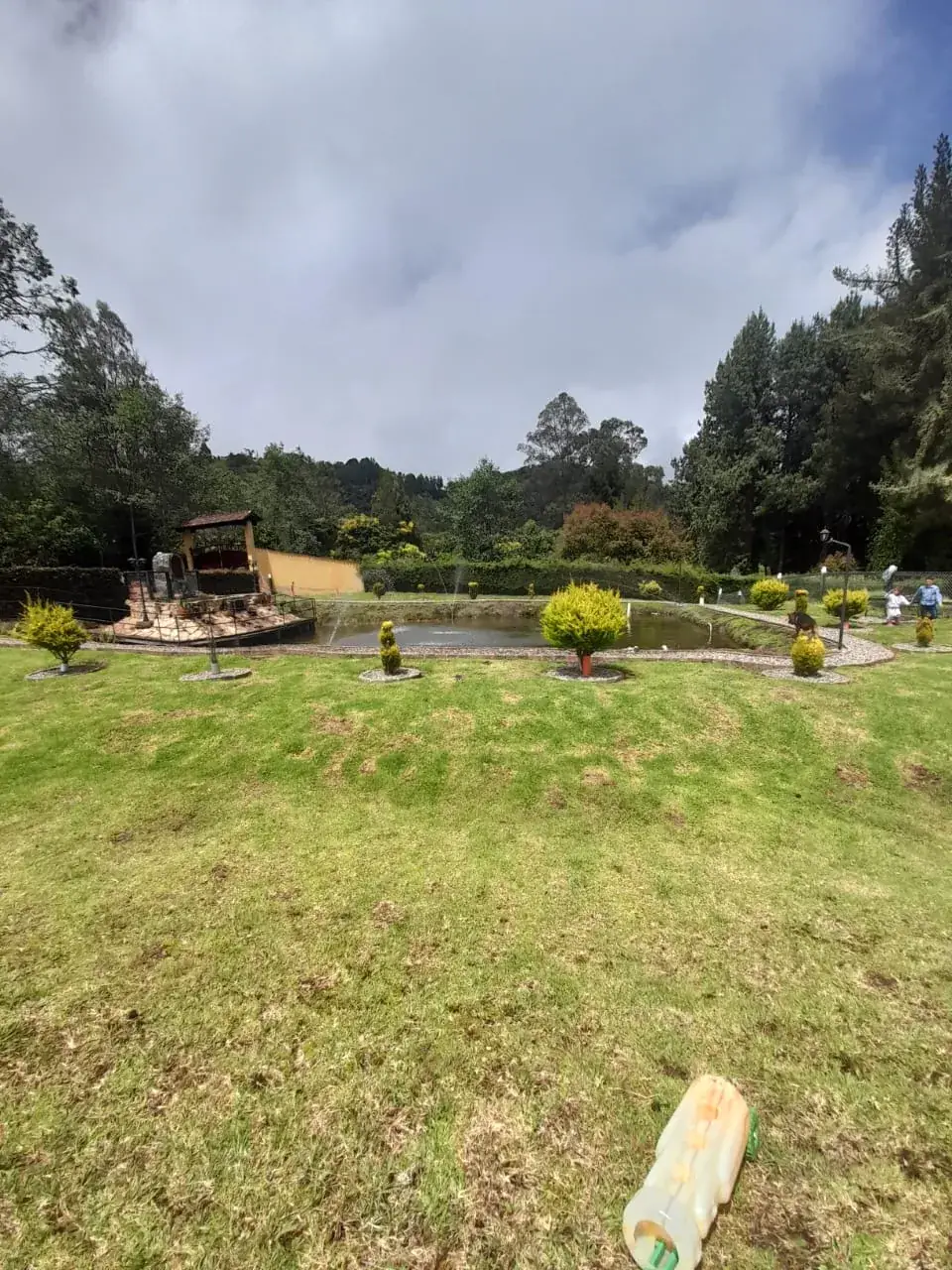 Casa principal de la Finca El Edén con vista a la montaña en La Calera